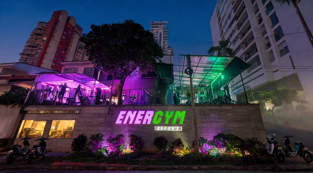 Entrenador acompañando a una clienta en ENERGYM Bucaramanga