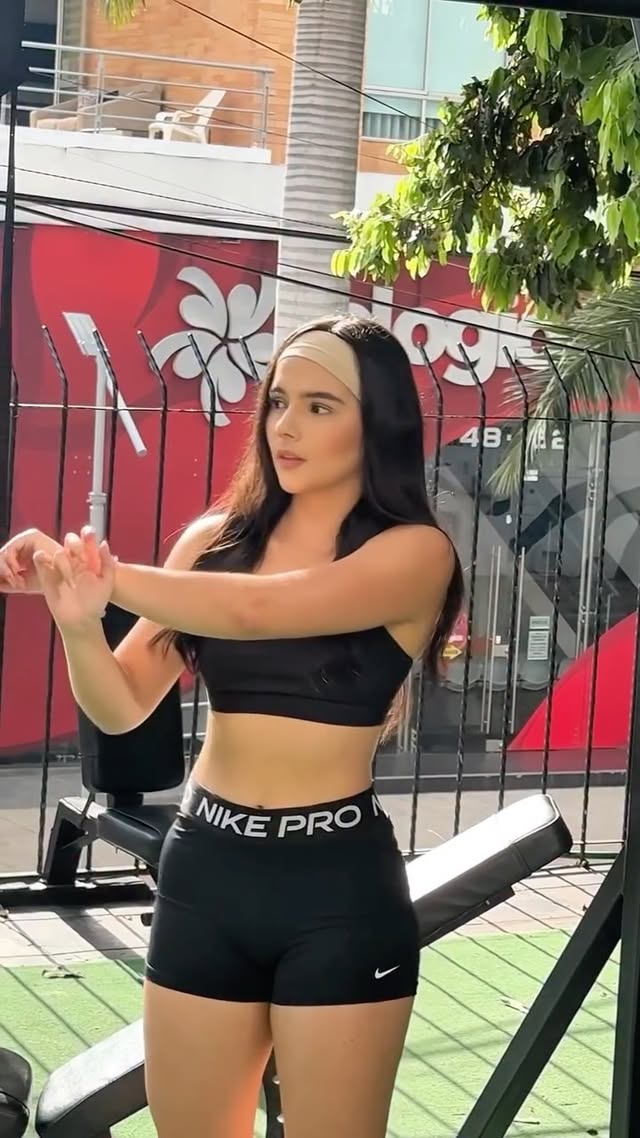 Persona estirando antes de entrenar en el gimnasio