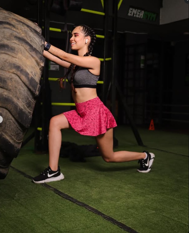 Clienta haciendo lunge con llanta en ENERGYM Bucaramanga