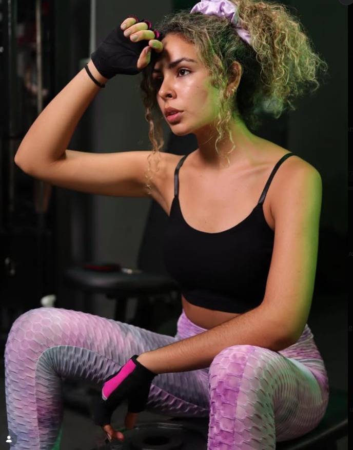 Clienta descansando entre series en ENERGYM Bucaramanga