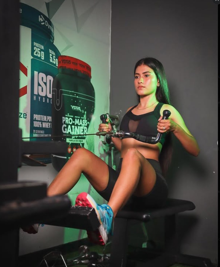 Clienta entrenando en máquina de poleas en ENERGYM