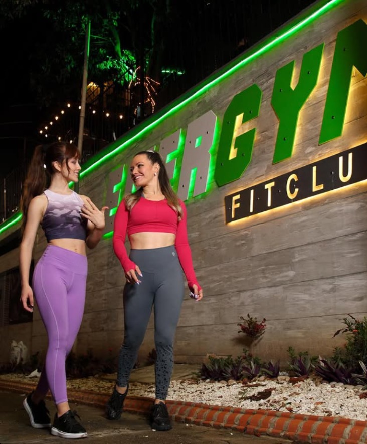 Clientas de ENERGYM conversando frente a la fachada del gimnasio