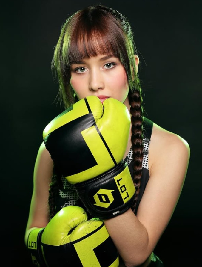 Clienta de ENERGYM con guantes de boxeo